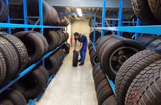Im Reifenlager werden die eingelagerten Reifen für den nächsten Kunden geholt