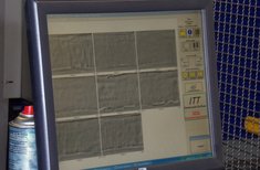 Kontrolle der Shearografie-Ergebnisse auf dem Monitor